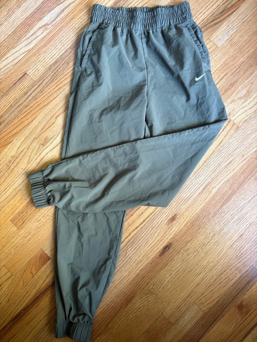 Nike boys medium Olive-Style Green light weight Windpant Joggers